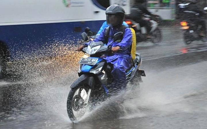 Ini Tips Aman Naik Motor Setelah Hujan Deras